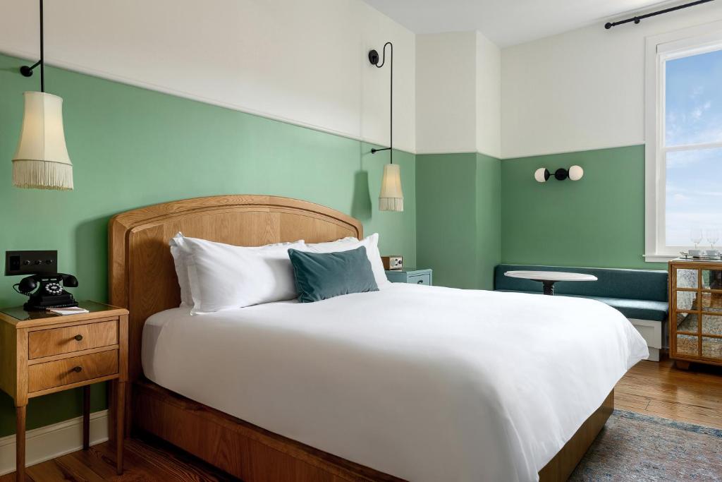 The Drayton Hotel Savannah, Curio Collection by Hilton - 