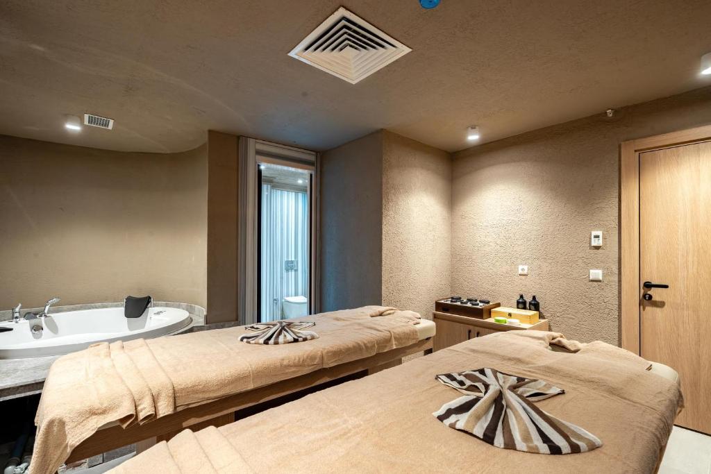 A bed or beds in a room at Awen Lara Hotel
