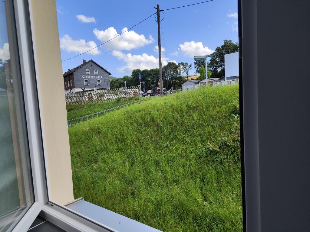 Ein Garten an der Unterkunft Ferienwohnungen An der Fichtelbergbahn