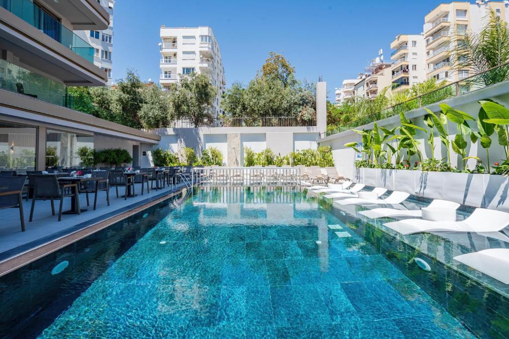 The swimming pool at or close to Awen Lara Hotel