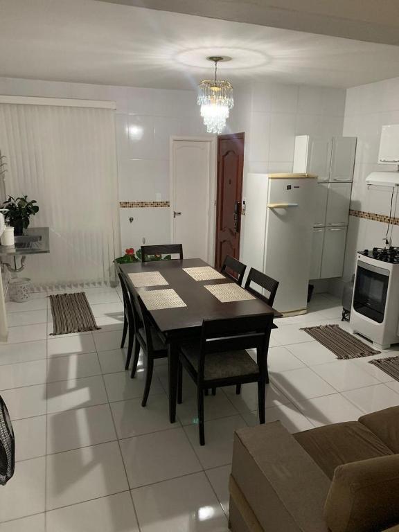 a dining room with a table and chairs in a kitchen at Loft no centro de Araxá in Araxá