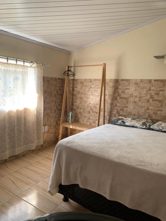Ένα ή περισσότερα κρεβάτια σε δωμάτιο στο Recanto do Peixe Dourado kitnet