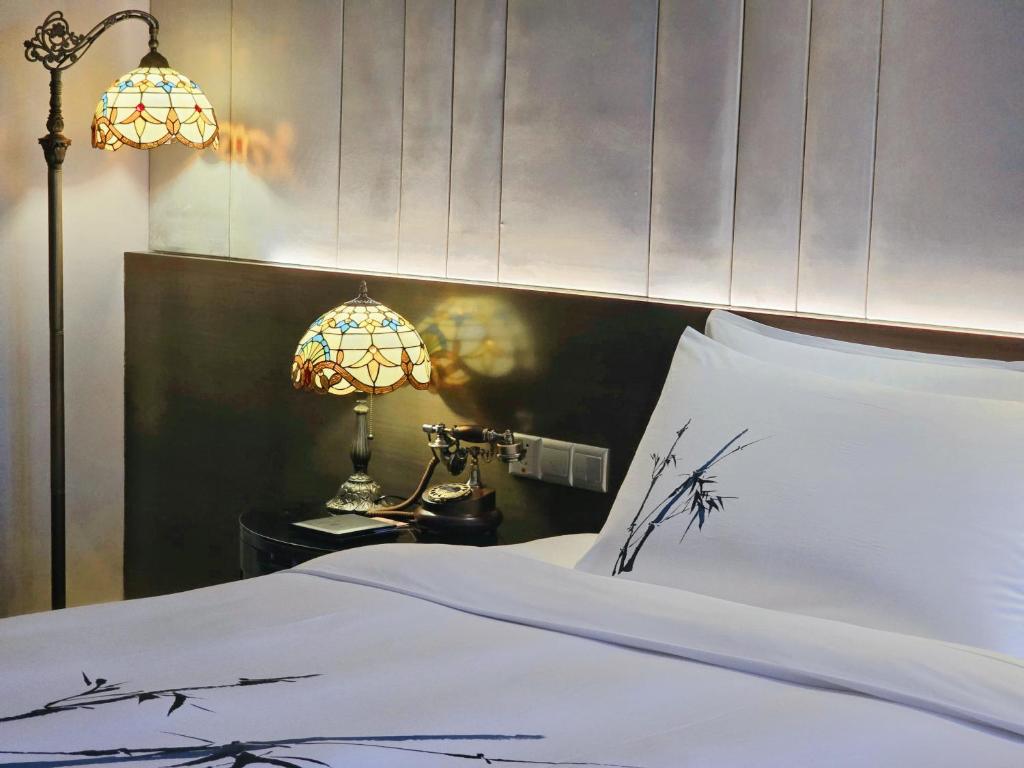 Postel nebo postele na pokoji v ubytování Jin Jiang Hotel