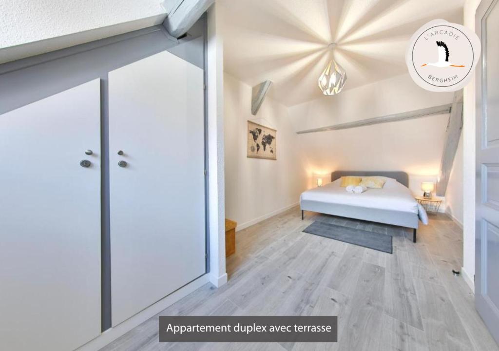 Posteľ alebo postele v izbe v ubytovaní Appartements duplex 3 et 4 personnes - Climatisation - Village élu parmi les "Plus Beaux Villages de France" - Route des Vins - Centre Alsace