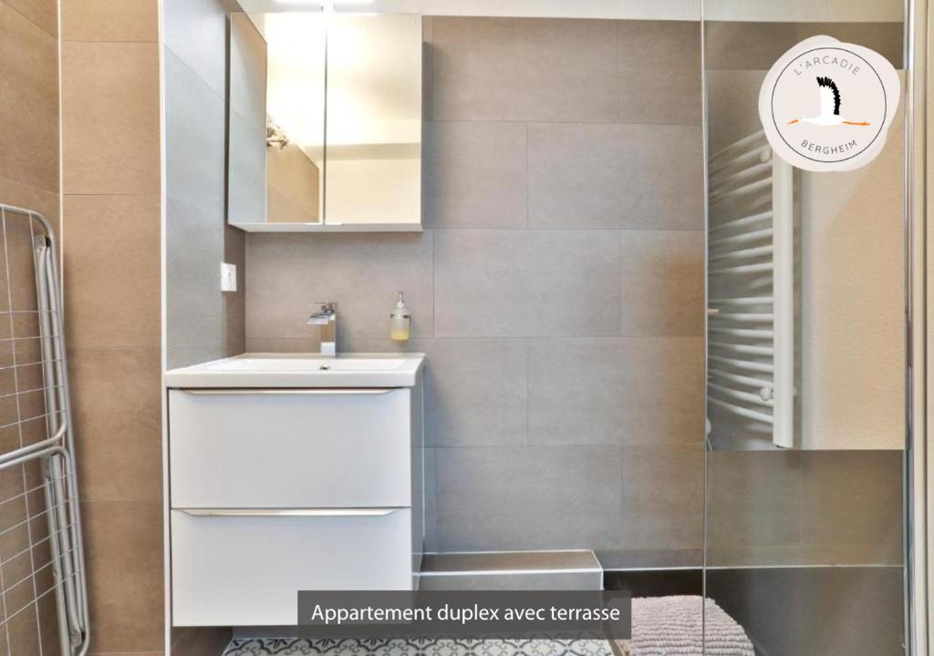 Kúpeľňa v ubytovaní Appartements duplex 3 et 4 personnes - Climatisation - Village élu parmi les "Plus Beaux Villages de France" - Route des Vins - Centre Alsace