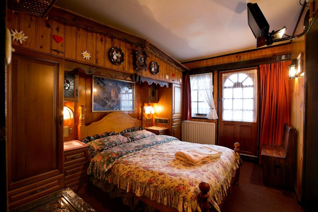 una camera con un letto in una stanza con pareti in legno di Karelia Alpine Lodge a Falls Creek