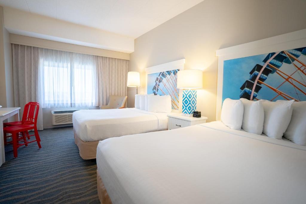 Postel nebo postele na pokoji v ubytování Cedar Point Hotel Breakers