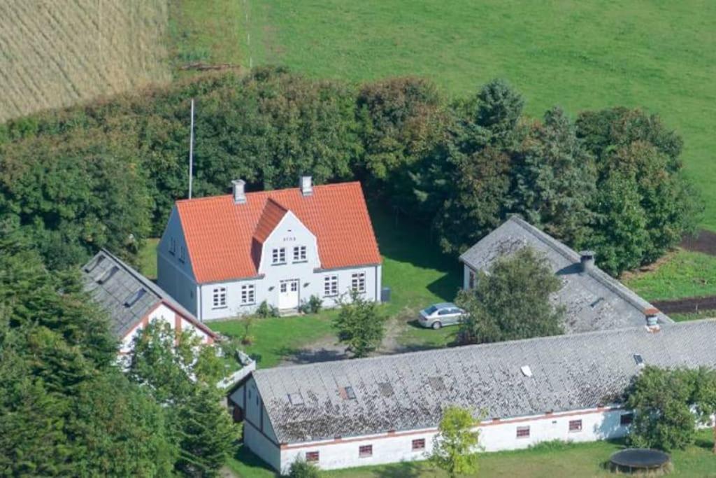 an aerial view of a white house with an orange roof at Lækkert feriehus ved Lønstrup in Hjørring