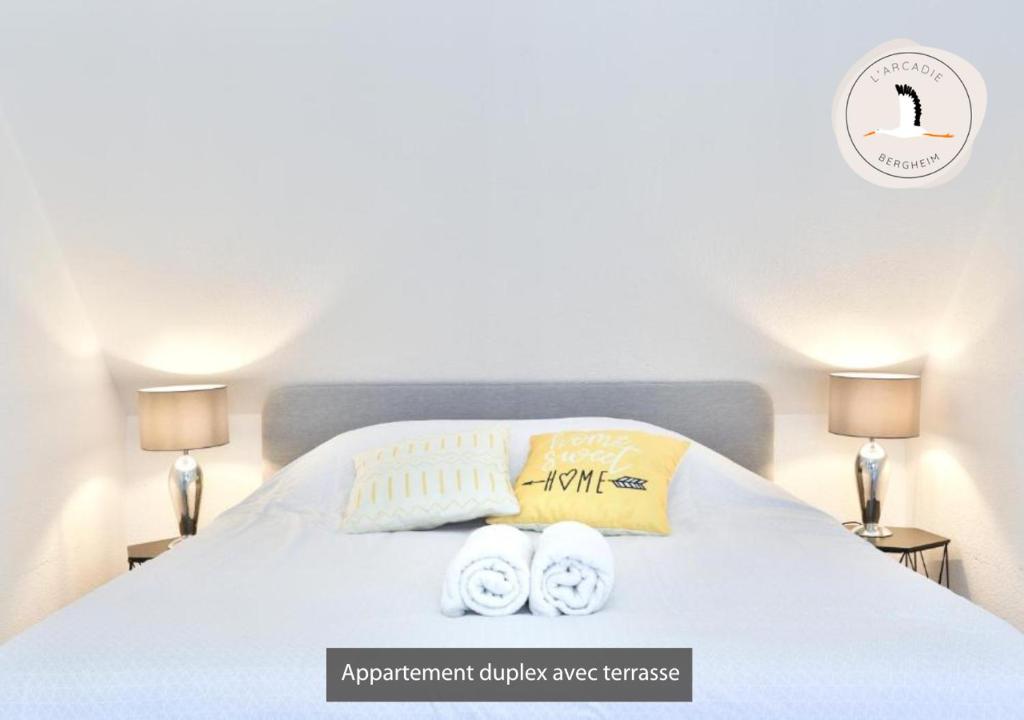 Posteľ alebo postele v izbe v ubytovaní Appartements duplex 3 et 4 personnes - Climatisation - Village élu parmi les "Plus Beaux Villages de France" - Route des Vins - Centre Alsace