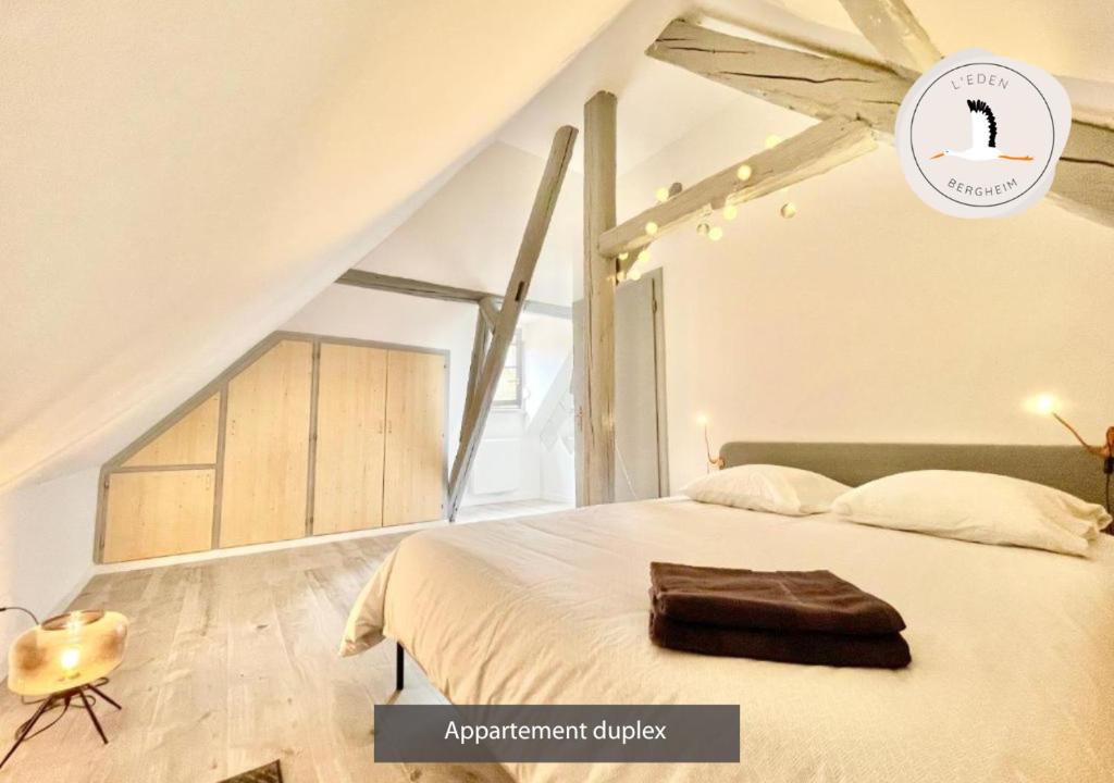 Posteľ alebo postele v izbe v ubytovaní Appartements duplex 3 et 4 personnes - Climatisation - Village élu parmi les "Plus Beaux Villages de France" - Route des Vins - Centre Alsace