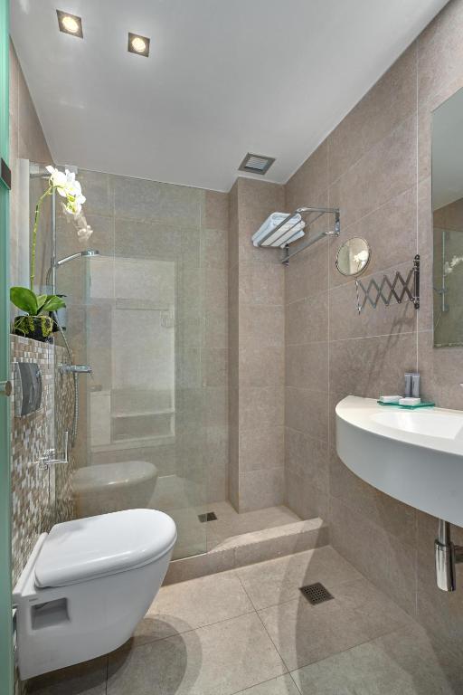 Vannituba majutusasutuses Ammon Zeus Luxury Beach Hotel