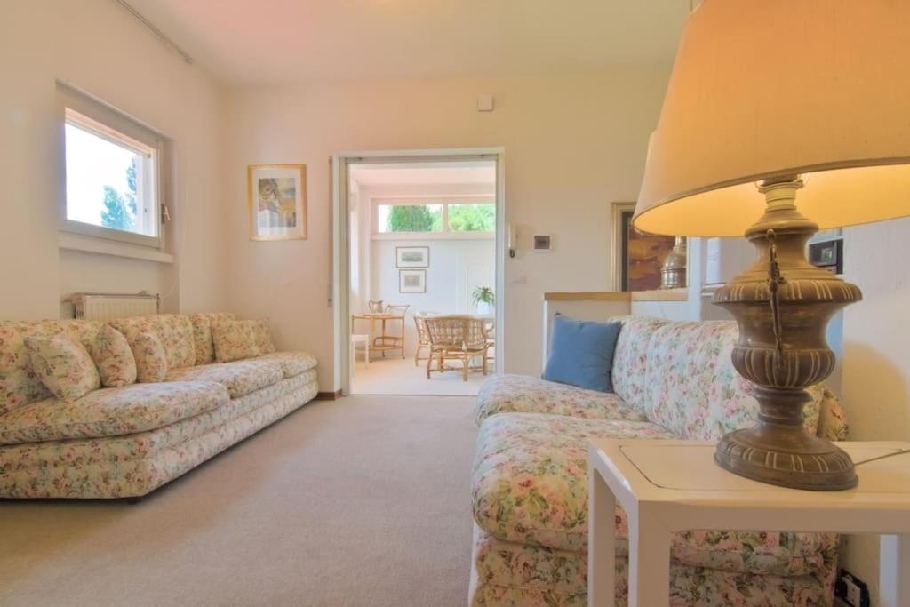 Χώρος καθιστικού στο Lalla al Lago Pool - Access, Parking, Lake Views