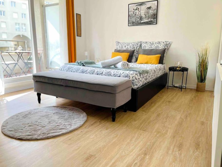 Ce lit se trouve dans un dortoir doté de parquet. dans l'établissement Spacieux studio - Au pied de la gare Cergy-le-Haut, à Cergy