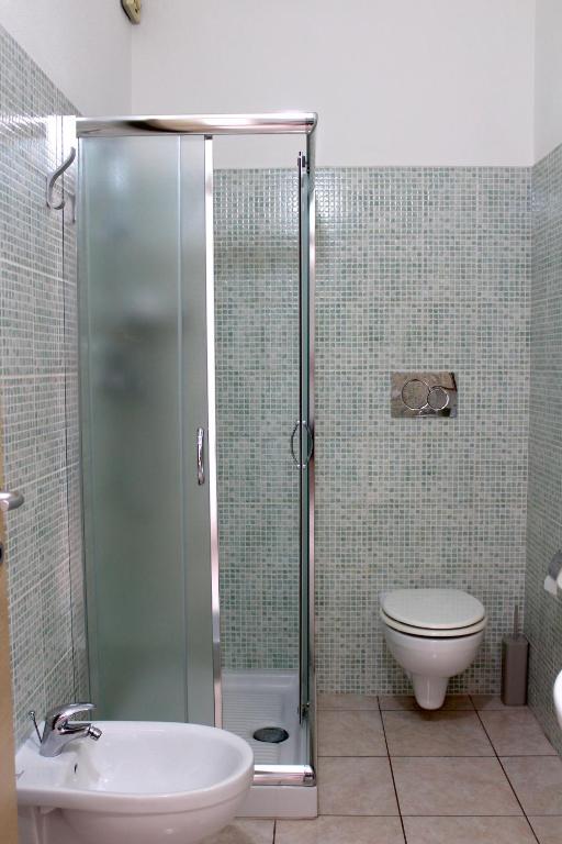 łazienka z prysznicem, toaletą i umywalką w obiekcie B&B Sa Clarera w mieście Baunei
