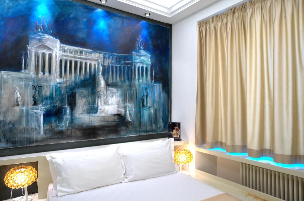 ローマにあるBdb Luxury Rooms San Pietroのベッドルーム1室(ベッドの上に大きな絵画付)