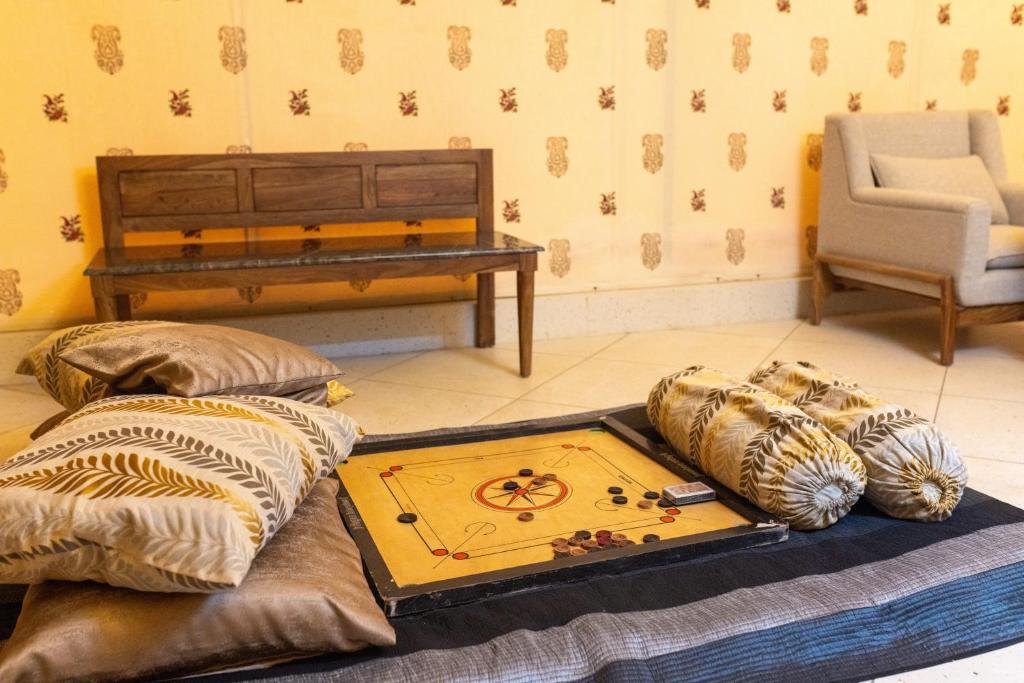 Postel nebo postele na pokoji v ubytování Shahpura Gandharva Retreat, Sariska
