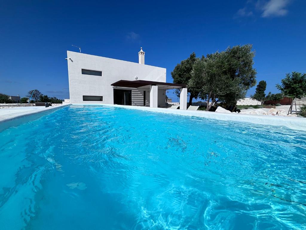 Bazén v ubytování Aeneas Villa Pool & Jacuzzi al mare Torre Guaceto nebo v jeho okolí