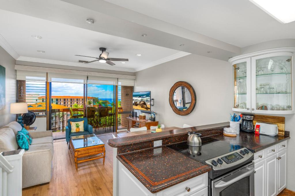 Kuchyň nebo kuchyňský kout v ubytování Updated 2bd 2ba Maui Vista Condo with Ocean View