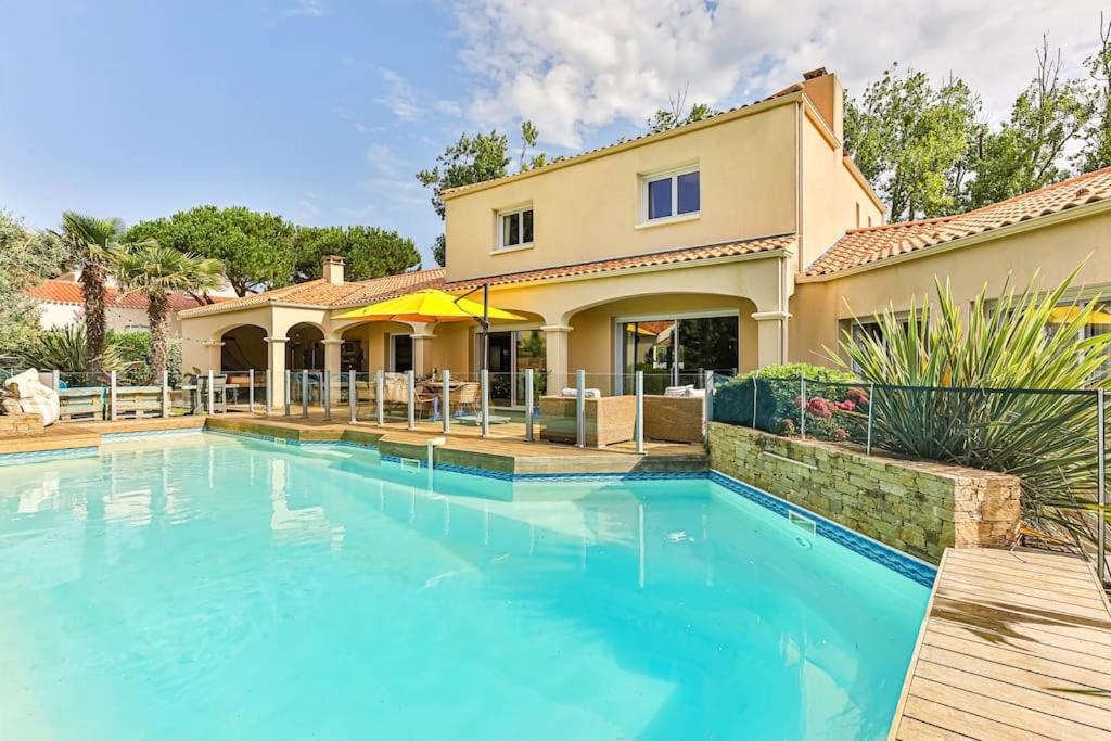 une piscine devant une maison dans l'établissement Magnifique Villa avec dépendance à 700m de l'océan, à Les Sables-dʼOlonne