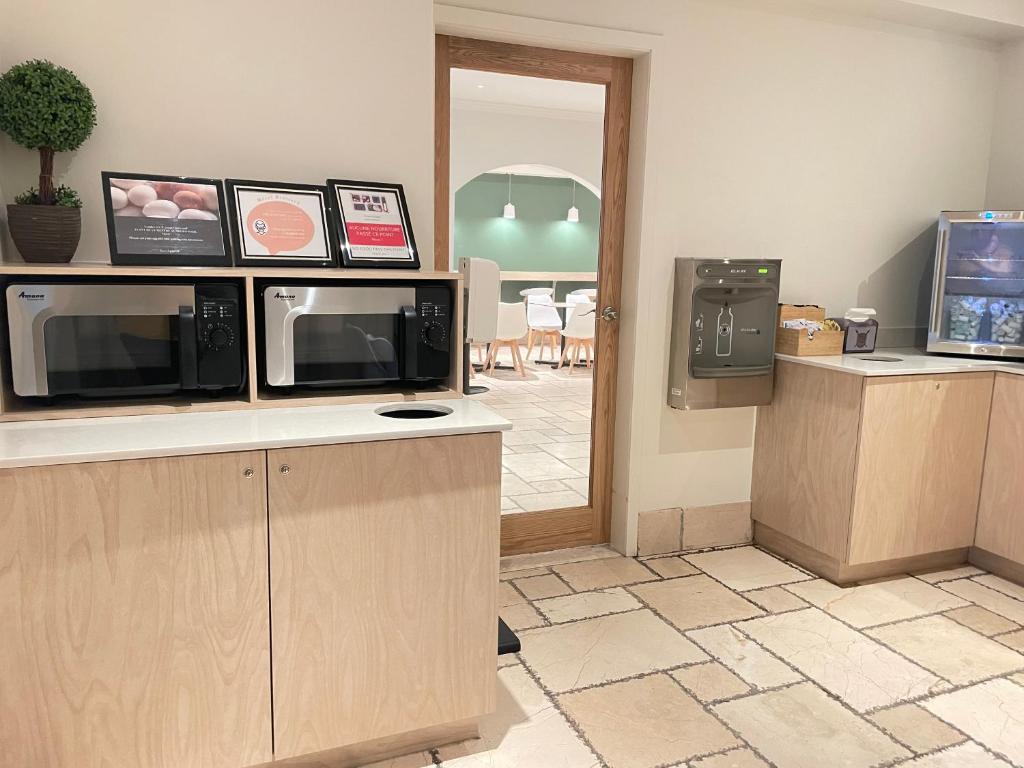 Kuchyň nebo kuchyňský kout v ubytování Hotel Brossard