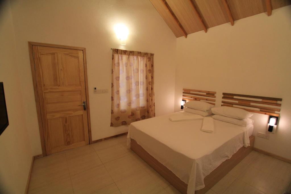Postel nebo postele na pokoji v ubytování Relax Residence Thoddoo Maldives