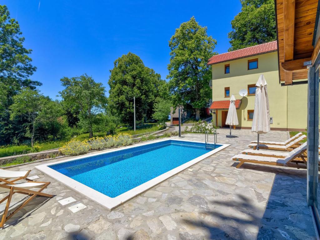 Bazén v ubytování Holiday Home Magna Tilia by Interhome nebo v jeho okolí