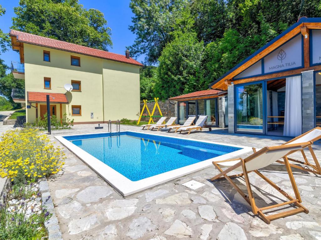 Bazén v ubytování Holiday Home Magna Tilia by Interhome nebo v jeho okolí