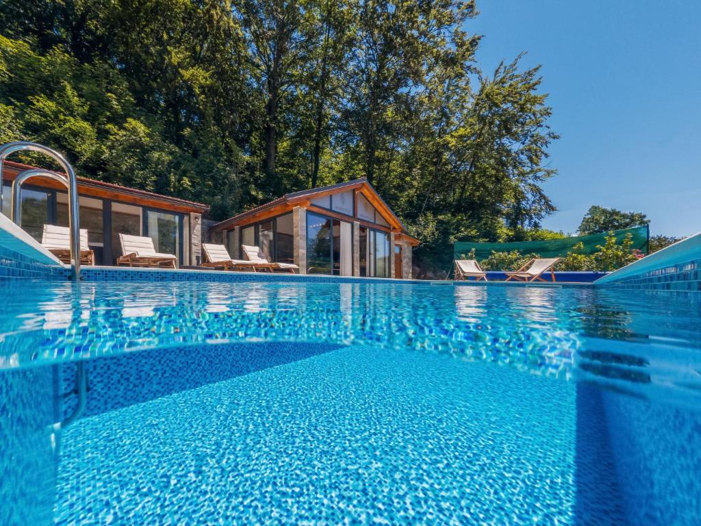 Bazén v ubytování Holiday Home Magna Tilia by Interhome nebo v jeho okolí