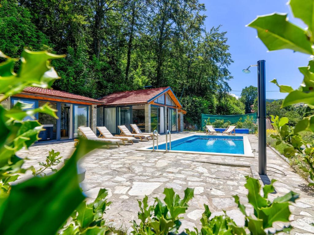 Bazén v ubytování Holiday Home Magna Tilia by Interhome nebo v jeho okolí