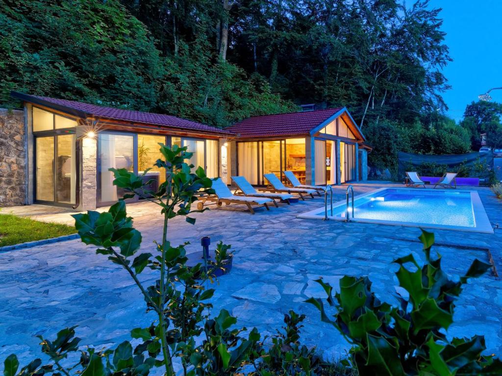 Bazén v ubytování Holiday Home Magna Tilia by Interhome nebo v jeho okolí