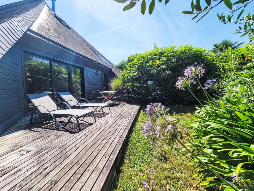 une terrasse en bois avec des chaises sur une maison dans l'établissement Apartment Pyramide by Interhome, à Saint-Philibert