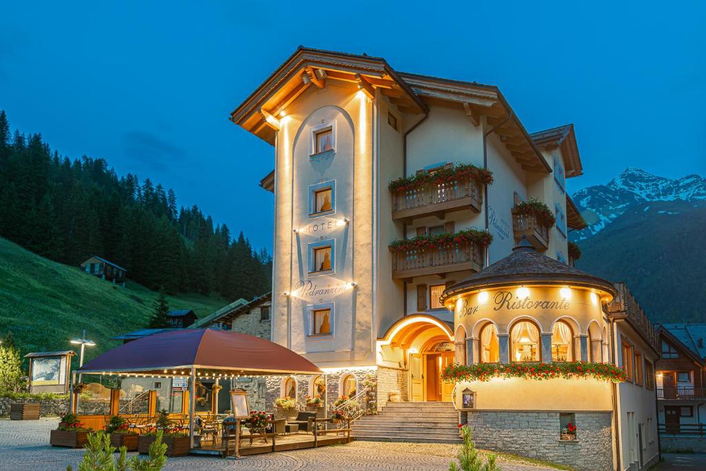 Nespecifikovaný výhled na hory nebo výhled na hory při pohledu z hotelu