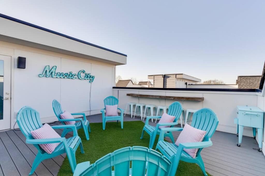 Un grupo de sillas azules colocadas en una terraza. en Lovely Rooftop-Game Room-Sleep 8, Near The Opry, en Nashville
