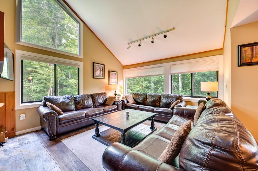 Χώρος καθιστικού στο Lincoln Townhome with Community Pool and Club Access!