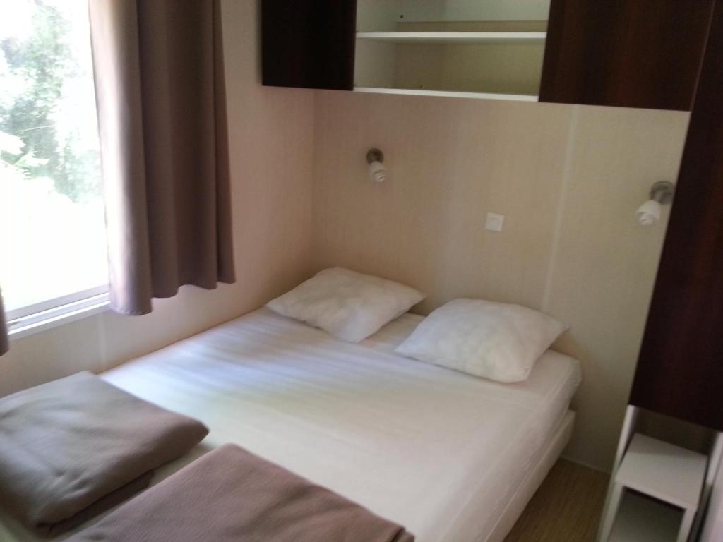 Postel nebo postele na pokoji v ubytování Camping Paradis Bellerive