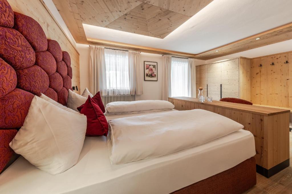 Łóżko lub łóżka w pokoju w obiekcie Hotel Ciasa Tamá