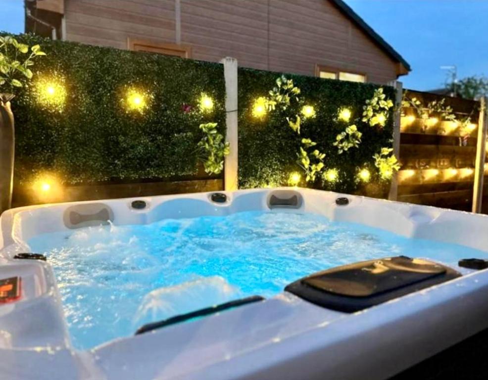 Swimmingpoolen hos eller tæt på Rose Cottage with Hot Tub