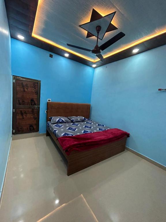 Postel nebo postele na pokoji v ubytování Shri narayan home stay