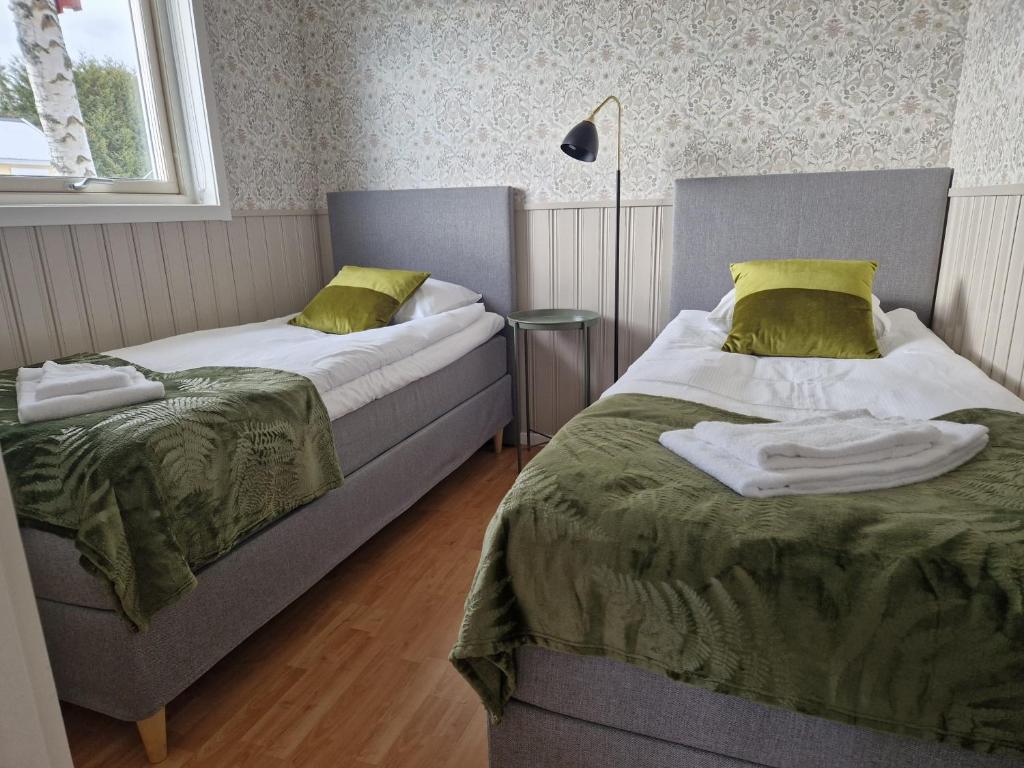 Postel nebo postele na pokoji v ubytování Toftastrand Hotell