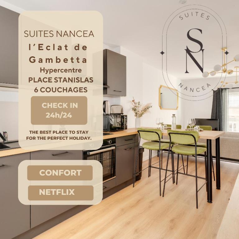 une cuisine avec une table et des chaises vertes dans l'établissement L'éclat de Gambetta - Place Stanislas - 6 Pers, à Nancy