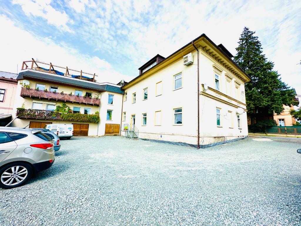 een auto geparkeerd op een parkeerplaats voor een gebouw bij Apartmán na Žerotínce in Šumperk