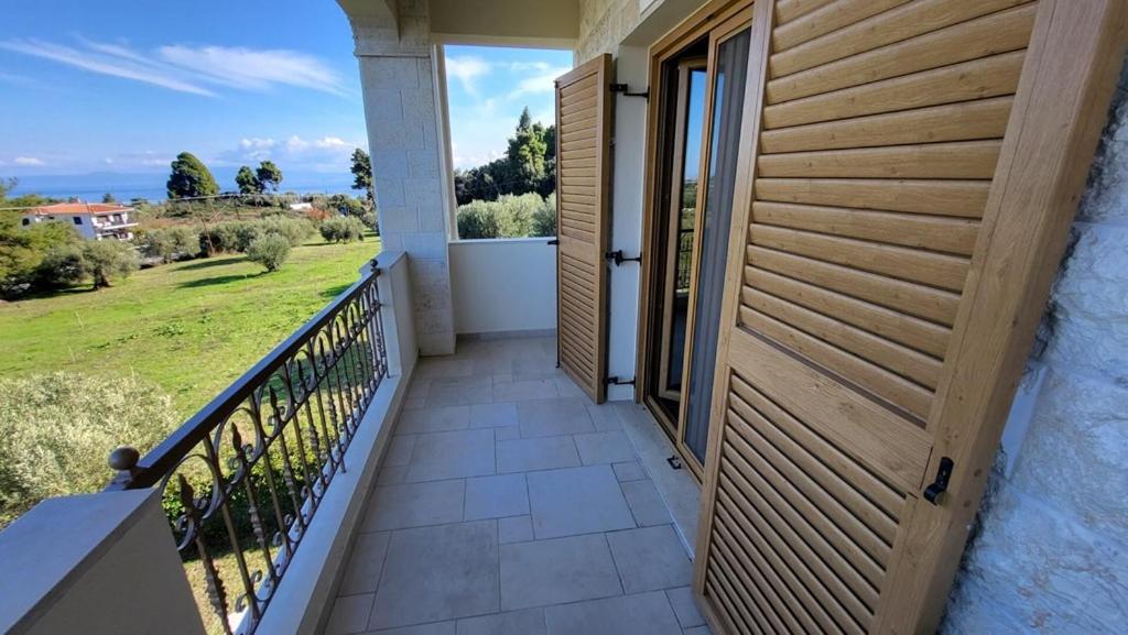 Balkón nebo terasa v ubytování 4BR Sea View Villa in Halkidiki