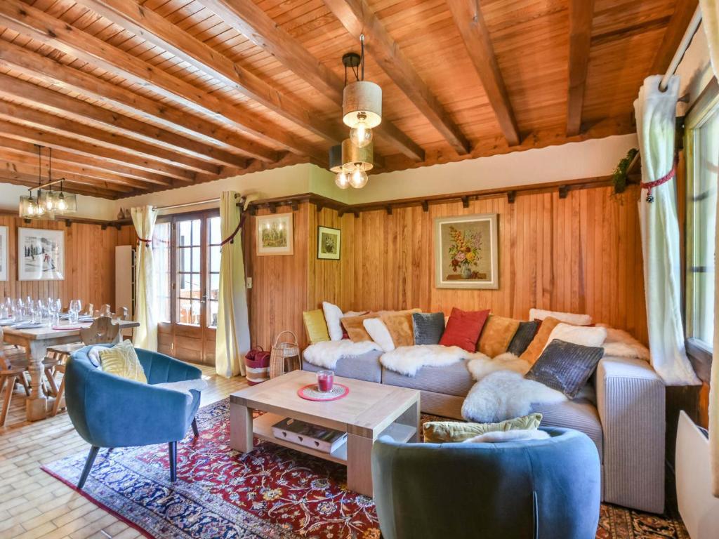 un salon avec un canapé et une table dans l'établissement Grand Duplex en Chalet : 5 Ch, Sud, Skis aux Pieds, Navette Gratuite, 12 pers. - FR-1-685-39, aux Gets