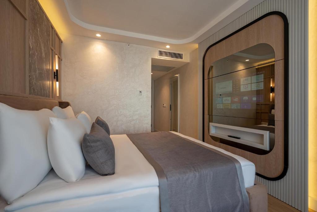 A television and/or entertainment centre at Awen Lara Hotel