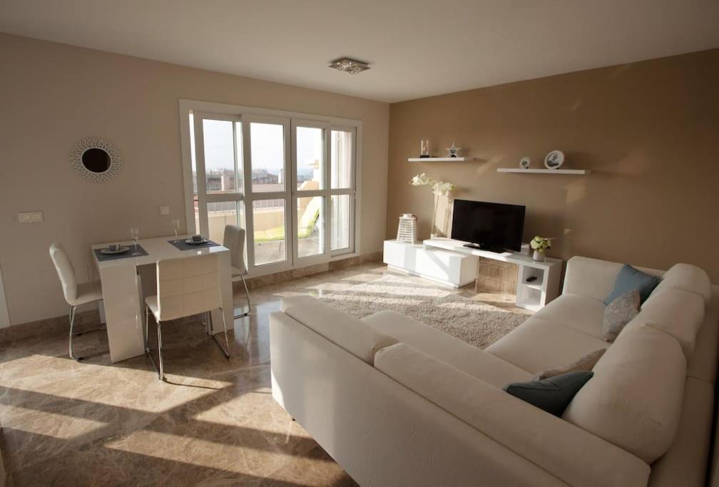 Posedenie v ubytovaní Almerimar Porto Fino - Appartement de luxe, vue mer