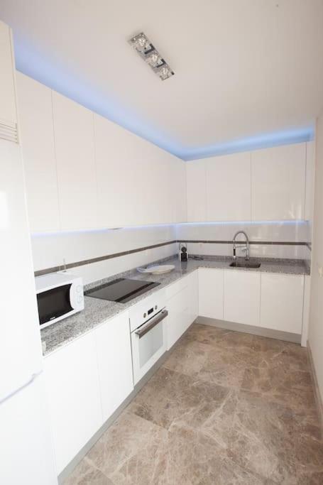 Kuchyňa alebo kuchynka v ubytovaní Almerimar Porto Fino - Appartement de luxe, vue mer