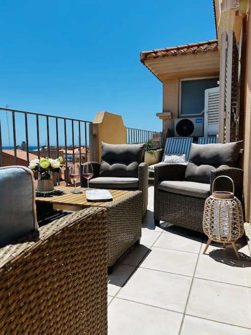 Posedenie v ubytovaní Almerimar Porto Fino - Appartement de luxe, vue mer