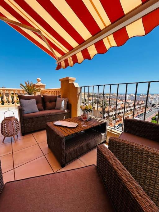 Posedenie v ubytovaní Almerimar Porto Fino - Appartement de luxe, vue mer