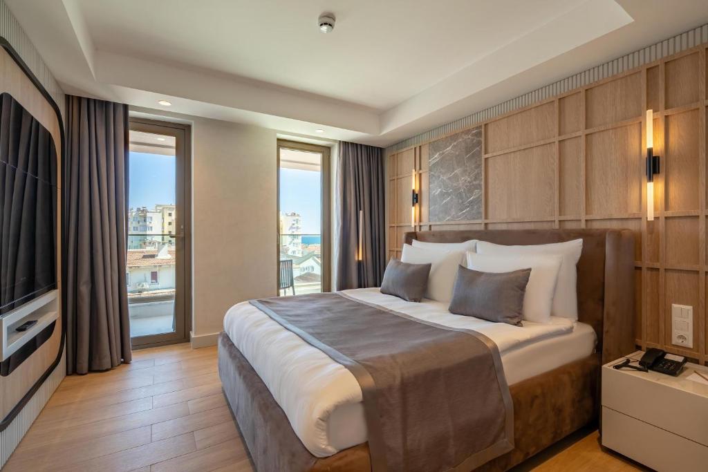 A bed or beds in a room at Awen Lara Hotel