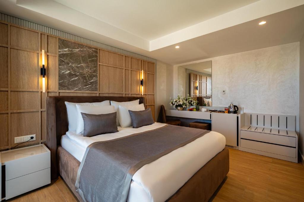A bed or beds in a room at Awen Lara Hotel